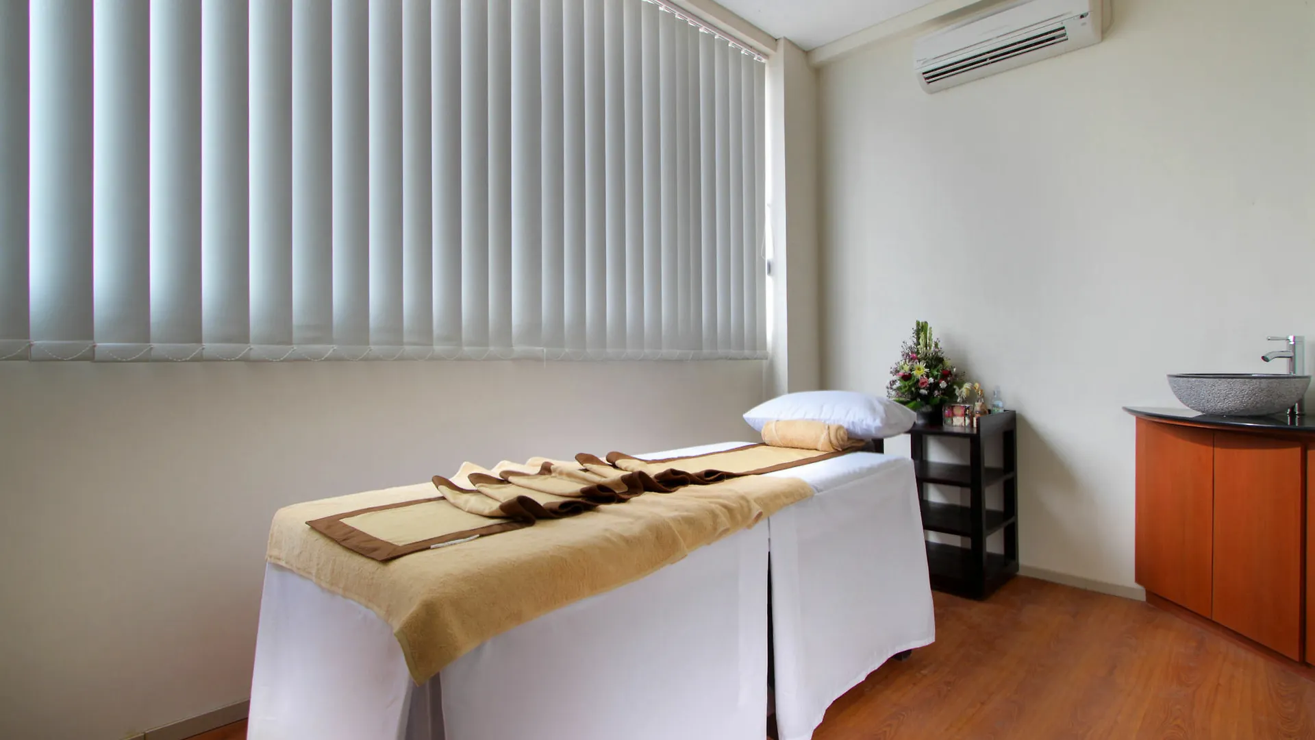 Sand Beach Luxury Living Kuta Lombok 3*,